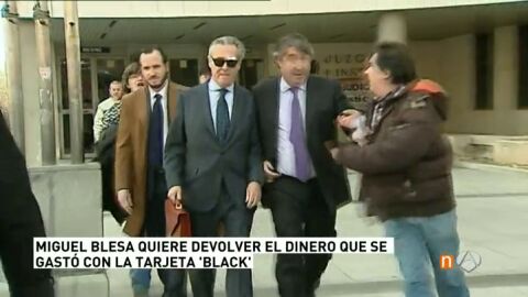 Frame 23.818398 de: black