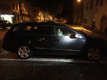 Niño abandonado por su madre para irse de fiesta Niño abandonado por su madre para irse de fiesta