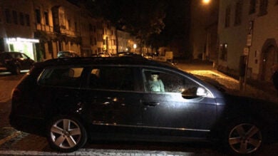Una madre de 25 años deja a su hijo solo en el coche llorando para irse de fiesta con sus compañeros de trabajo