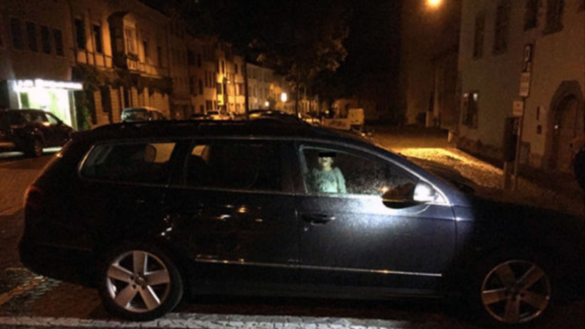 Ni&ntilde;o abandonado por su madre para irse de fiesta