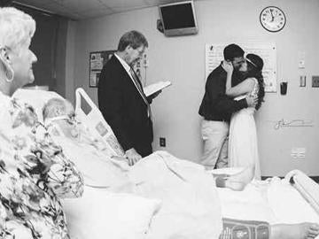 Momento en el que la pareja se casa en el hospital
