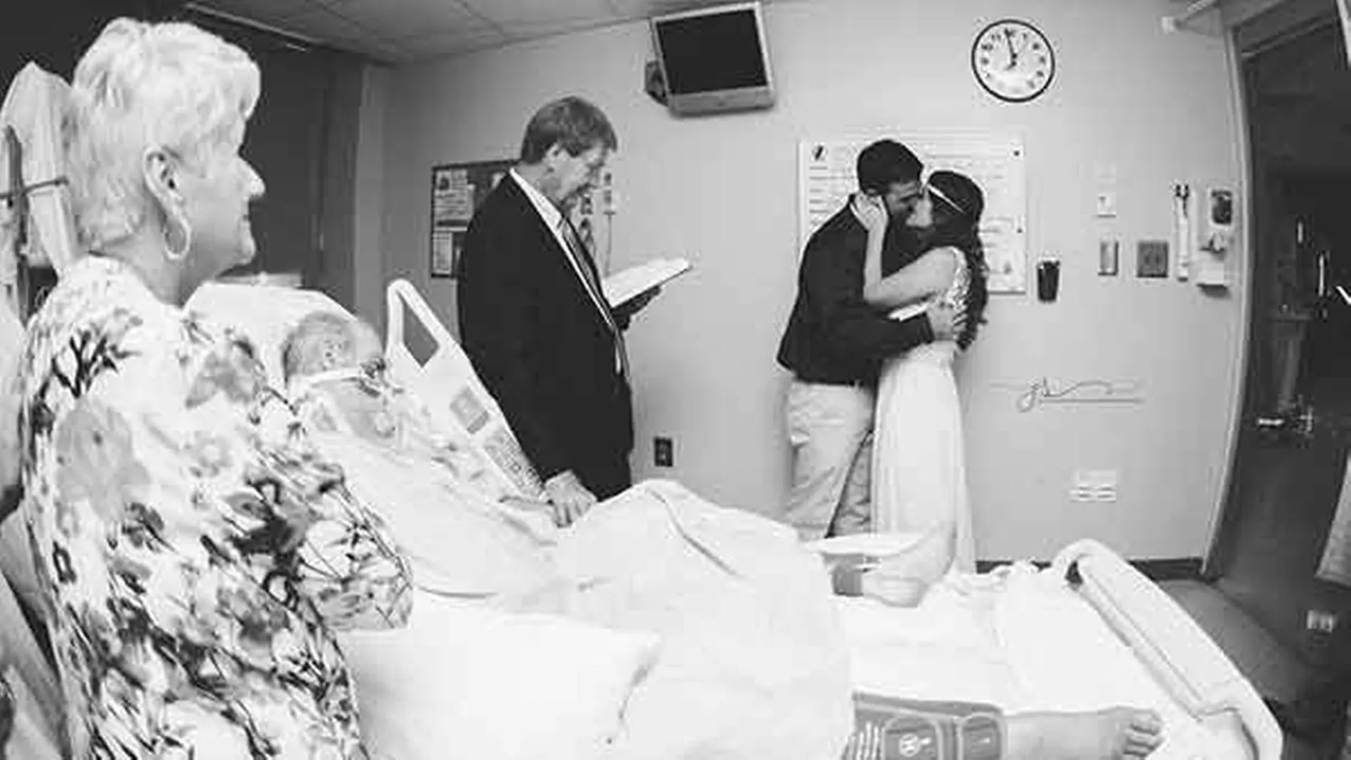 Momento en el que la pareja se casa en el hospital
