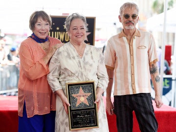 Kathy Bates recibe una estrella en el paseo de la fama
