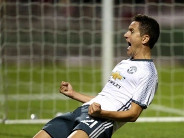 Ander Herrera celebrando su gol que metió al United en los octavos de la Copa de la Liga inglesa.