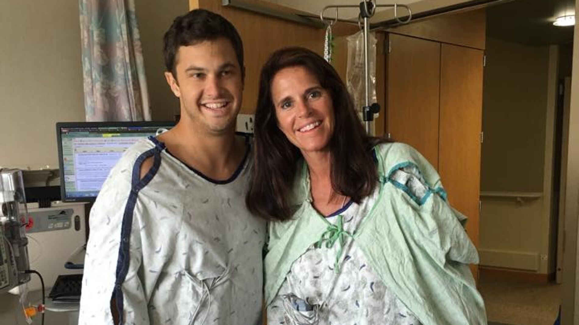 Tracy de 53 a&ntilde;os sonr&iacute;e junto a Henry Howard, de 29 a&ntilde;os, despu&eacute;s del trasplante de ri&ntilde;&oacute;n