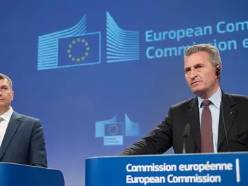 El vicepresidente comunitario de Mercado Único Digital, Andrus Ansip y el comisario europeo de Economía y Sociedad Digital, Günther Oettinger. El vicepresidente comunitario de Mercado Único Digital, Andrus Ansip y el comisario europeo de Economía y Sociedad Digital, Günther Oettinger.