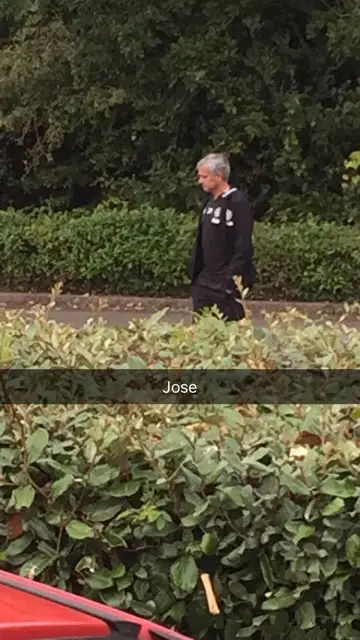 Mourinho, dirigiendo la peculiar sesión preparatoria Mourinho, dirigiendo la peculiar sesión preparatoria