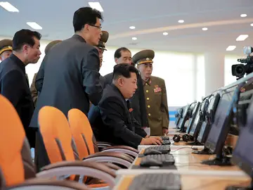 Kim Jong-Un con frente a un ordenador Kim Jong-Un con frente a un ordenador