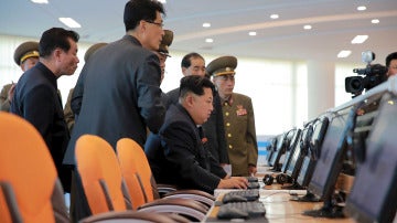 Kim Jong-Un con frente a un ordenador