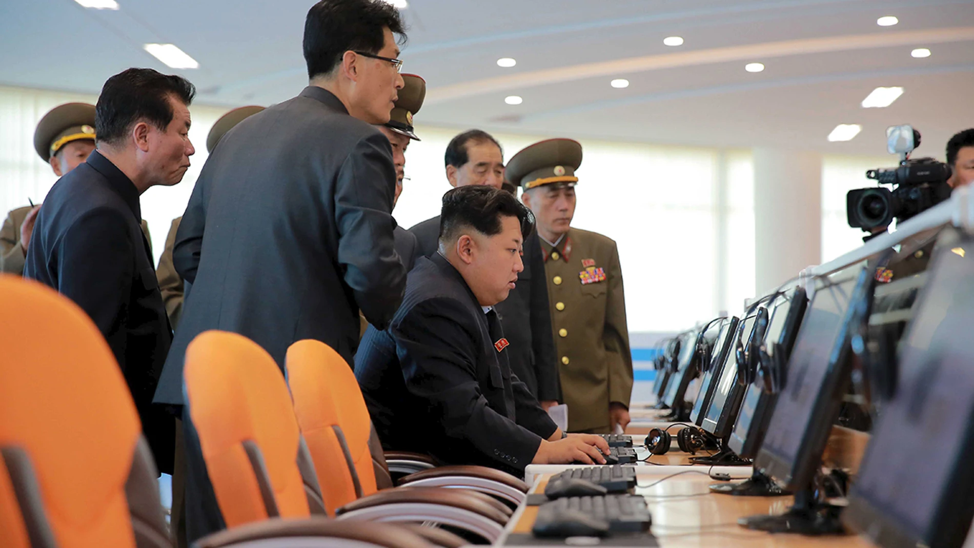 Kim Jong-Un con frente a un ordenador Kim Jong-Un con frente a un ordenador