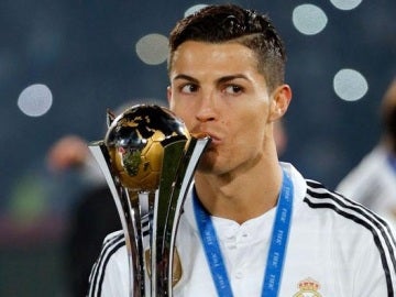 Cristiano Ronaldo con la copa del mundial de clubes