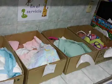 Niños en cajas de cartón en lugar de incubadoras en Venezuela Niños en cajas de cartón en lugar de incubadoras en Venezuela