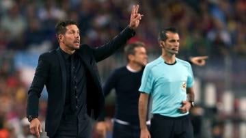 Simeone da indicaciones en la banda durante el partido contra el Barcelona