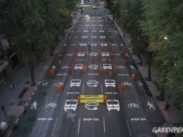 Greenpeace pinta siete carriles de Madrid