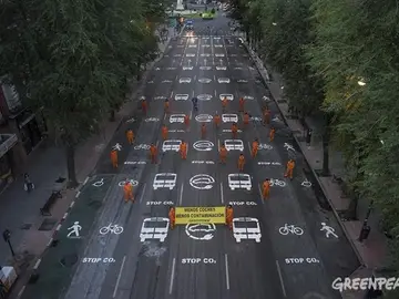 Greenpeace pinta siete carriles de Madrid Greenpeace pinta siete carriles de Madrid