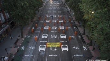 Greenpeace pinta siete carriles de Madrid