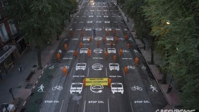Greenpeace pinta 2.000 metros cuadrados de imágenes en el suelo de Madrid por el 'Día sin coches'