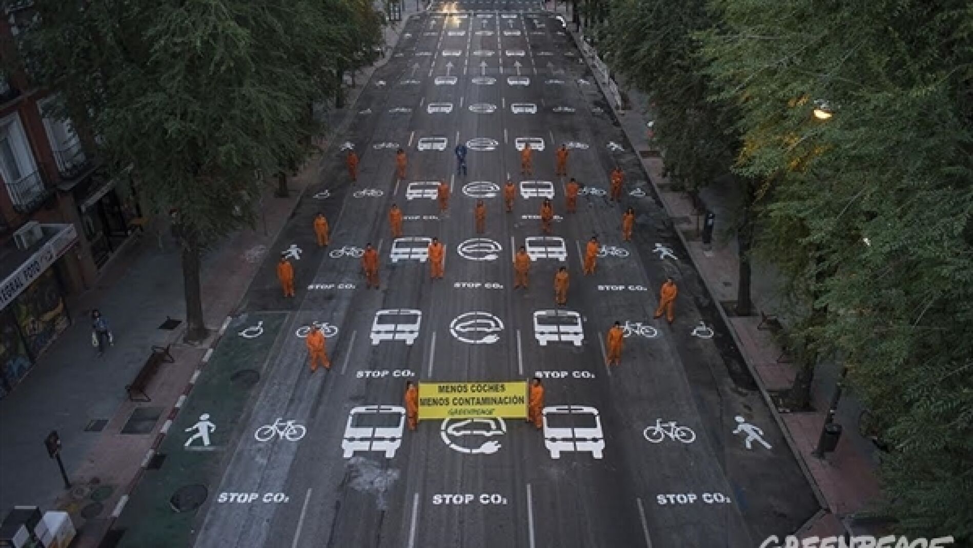Greenpeace pinta siete carriles de Madrid