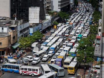 Las calles de Venezuela bloqueadas por autobuses de servicio público durante la protesta de conductores 