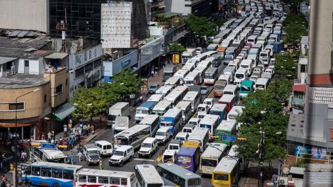 Las calles de Venezuela bloqueadas por autobuses de servicio p&uacute;blico durante la protesta de conductores 