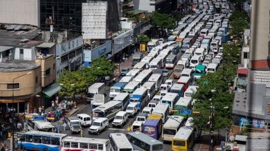 Decenas de autobuses paralizan Caracas como forma de protesta