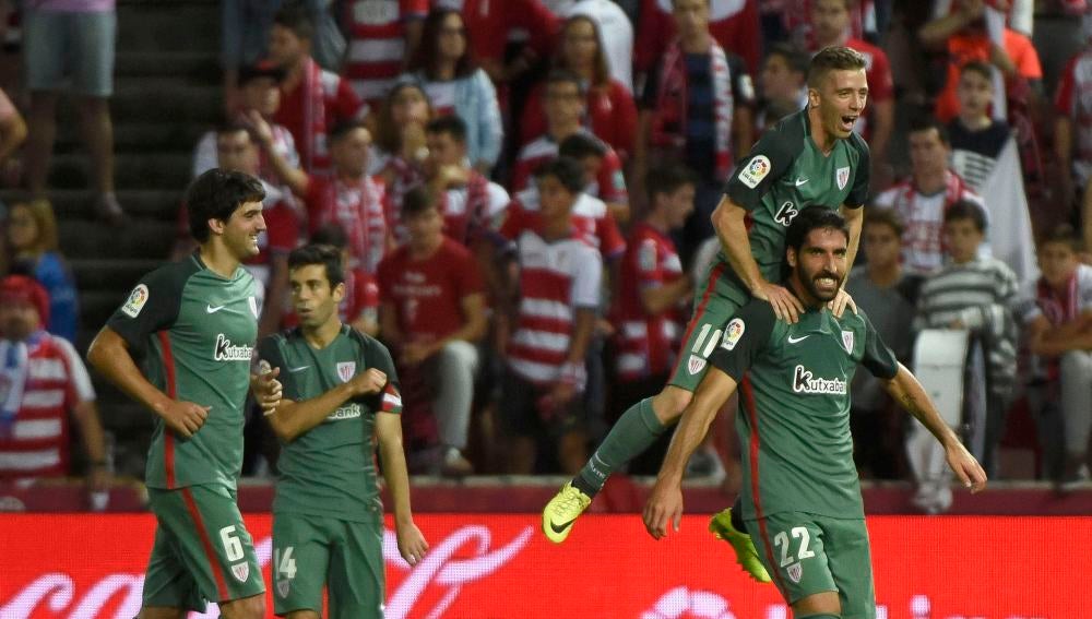 Raúl García celebra su gol ante el Granada