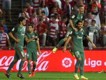 Raúl García celebra su gol ante el Granada