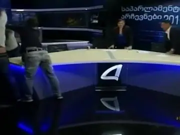 Frame 22.321182 de: Se pelean en un programa de televisión los candidatos al Parlamento Georgia Frame 22.321182 de: Se pelean en un programa de televisión los candidatos al Parlamento Georgia