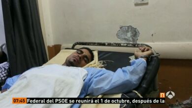 Los inmigrantes rescatados en el Mediterráneo, esposados a la cama del hospital donde se recuperan