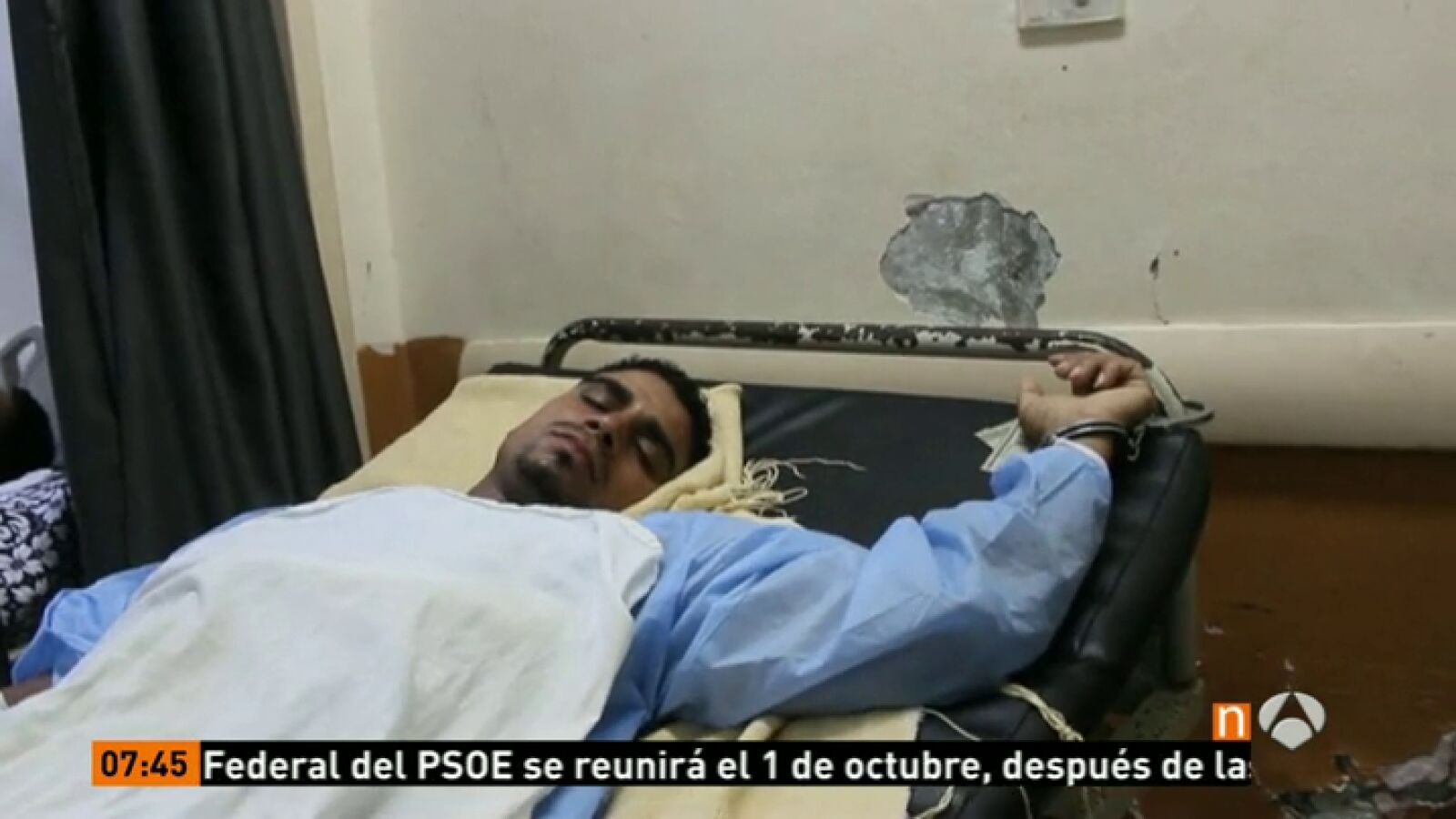 Los inmigrantes rescatados en el Mediterráneo, esposados a la cama del hospital donde se recuperan
