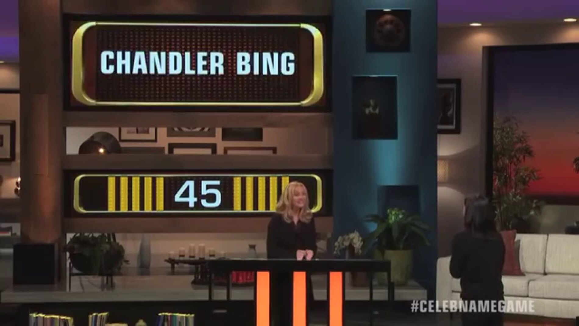 Frame 13.229981 de: Lisa Kudrow y Courteney Cox juegan al trivial de 'Friends'