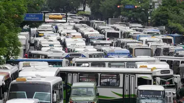 Los autobuses que bloquean el tráfico durante la protesta del transporte público en Caracas Los autobuses que bloquean el tráfico durante la protesta del transporte público en Caracas
