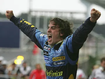 Alonso celebra su primer Mundial de F1 Alonso celebra su primer Mundial de F1