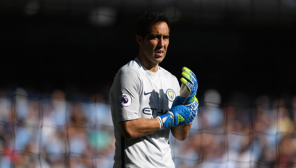 Claudio Bravo, en un partido con el Manchester City