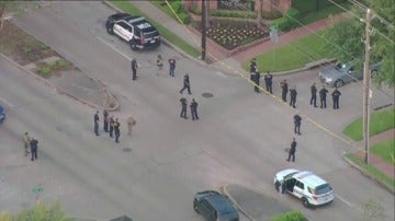Frame 17.442909 de: Varias personas heridas en un tiroteo en Houston, la Policía ha disparado al tirador