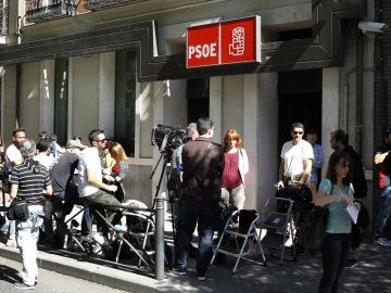 Numeros medios de comunicación permanecen en la entrada de la sede en Madrid del PSOE