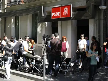 Numeros medios de comunicación permanecen en la entrada de la sede en Madrid del PSOE Numeros medios de comunicación permanecen en la entrada de la sede en Madrid del PSOE