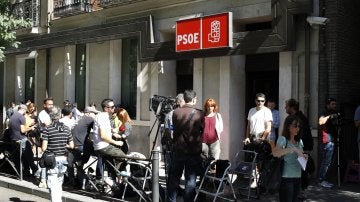 Numeros medios de comunicación permanecen en la entrada de la sede en Madrid del PSOE