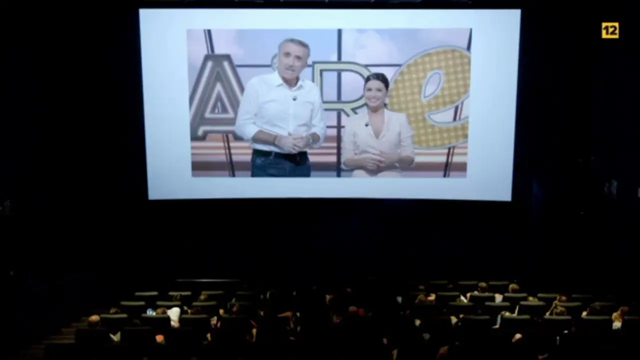 Ares y Juan y Medio se cuelan en una sala de cine para dar una sorpresa