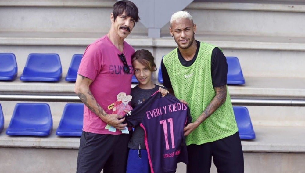 Anthony Kiedis y su hija posan con Neymar
