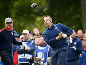 Sergio García ejecuta un drive ante la mirada de Jimmy Walker Sergio García ejecuta un drive ante la mirada de Jimmy Walker