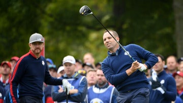 Sergio García ejecuta un drive ante la mirada de Jimmy Walker