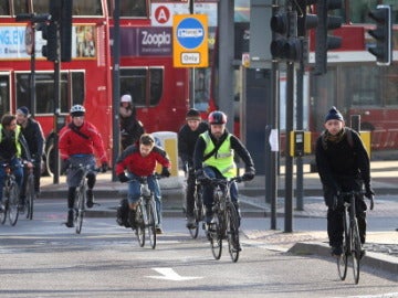 Gente montando en bici en Londres