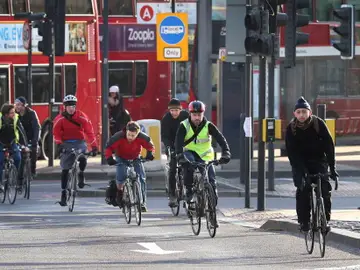 Gente montando en bici en Londres Gente montando en bici en Londres