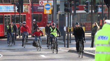 Gente montando en bici en Londres