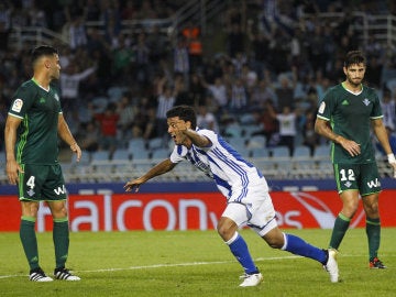 Carlos Vela celebra su gol ante el Betis