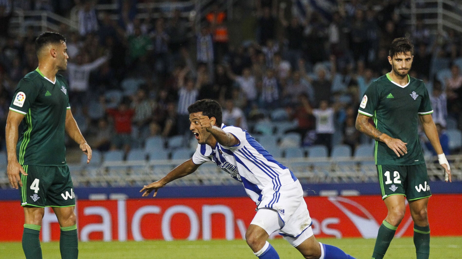 Carlos Vela celebra su gol ante el Betis