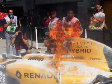 El Renault de Magnussen, entre llamas