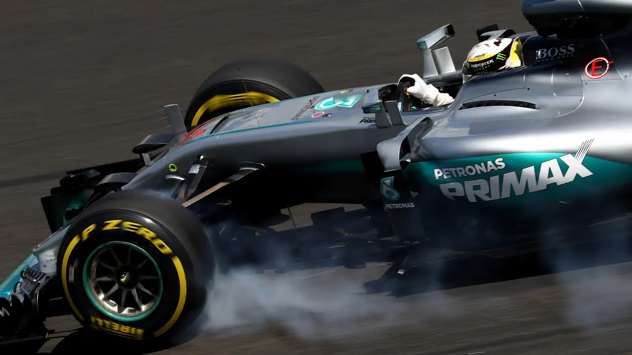 Hamilton realiza una frenada