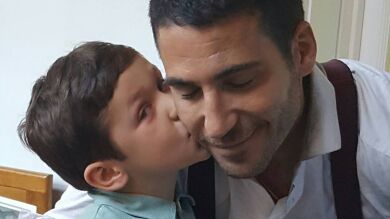 Miguel Ángel Silvestre demuestra su amor de padre en un avión de papel a su hijo en la ficción